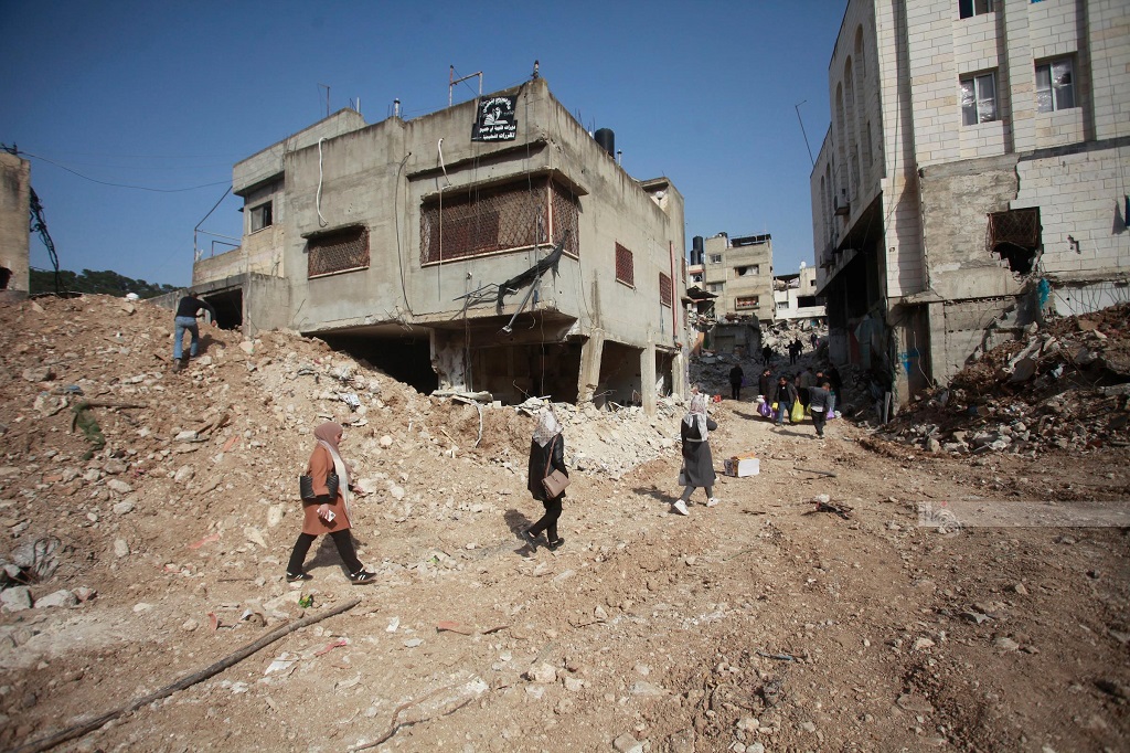 مواطنون ينزحون من منازلهم في مخيم نور شمس للاجئين شرق طولكرم (أرشيف وفا)